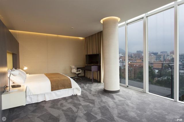 Rondreis Colombia Cundinamarca Bogota Bioxury hotel slaapkamer met uitzicht over de stad