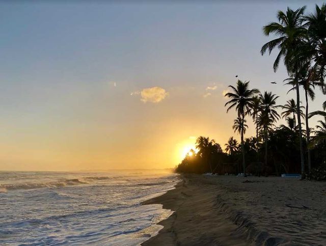 Rondreis Colombia Magdalena Palomino Beach Aite Eco lodge strand bij ondergaande zon