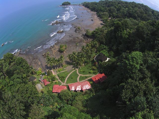 Rondreis Colombia Choco Nuqui El Cantil Ecolodge luchtfoto hotel