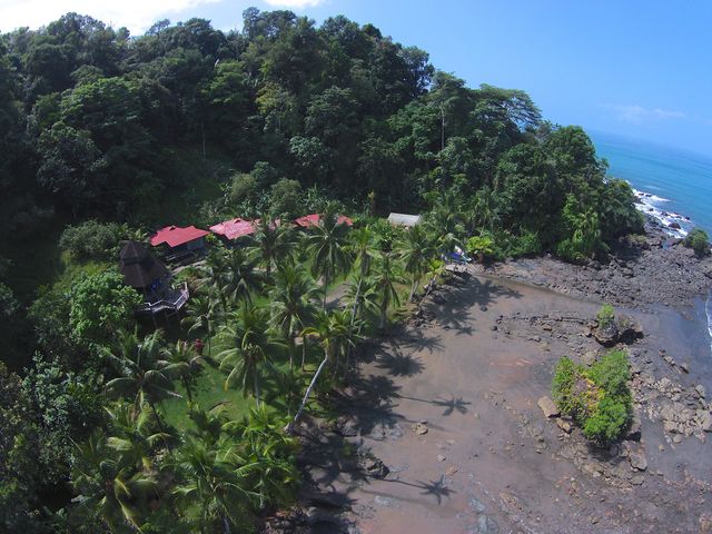 Rondreis Colombia Choco Nuqui El Cantil Ecolodge luchtfoto van voren