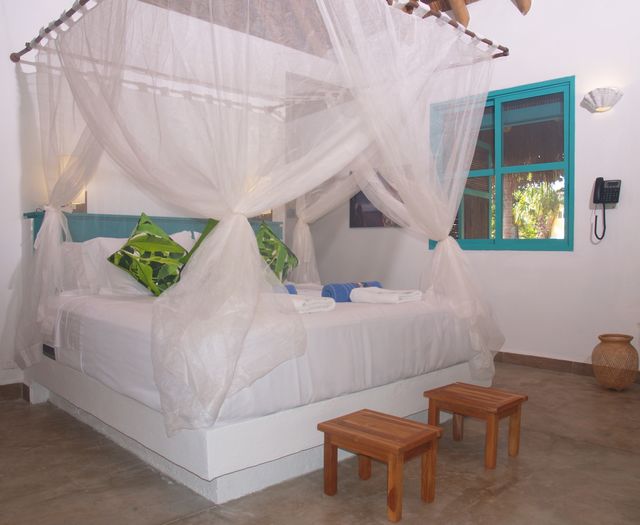 Rondreis Colombia Magdalena Palomino Beach Aite Eco lodge een kamer met hemelbed