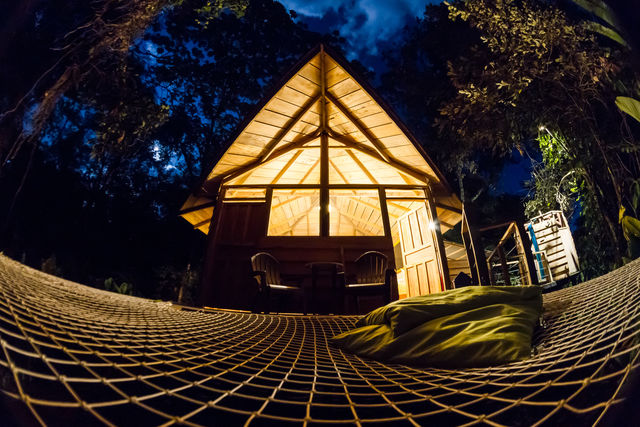 Rondreis Colombia Meta La Macarena Manigua Lodge detail van de cabin bij avondlicht