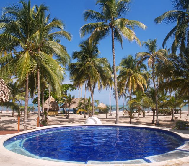 Rondreis Colombia Magdalena Palomino Beach Aite Eco lodge het zwembad met de zee op de achtergrond