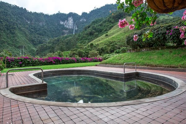 Rondreis Colombia Quindio Manizales Termales la Quinta het zwembad