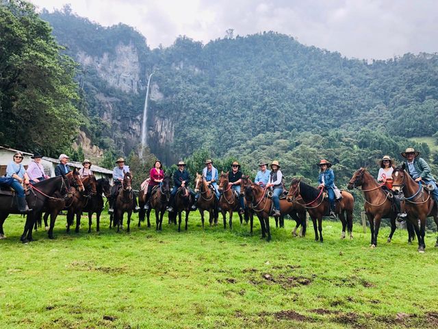 Rondreis Colombia Quindio Manizales Termales la Quinta per paard rijden door de omgeving