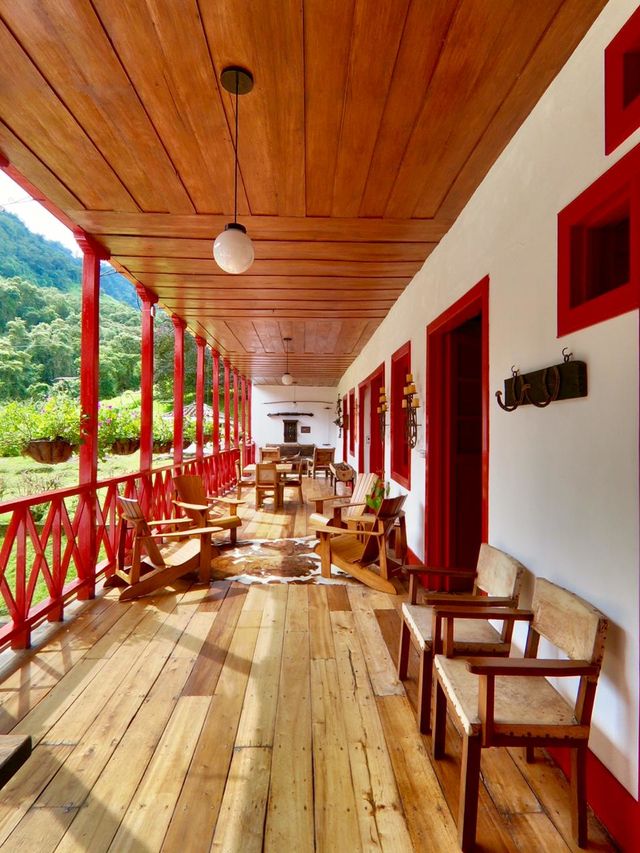 Rondreis Colombia Quindio Manizales Termales la Quinta de veranda van het hotel
