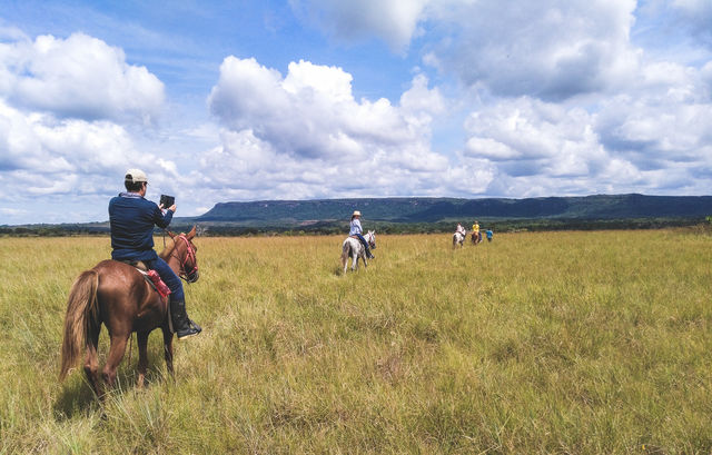 Rondreis Colombia Meta La Macarena La Manigua Lodge paardrijden