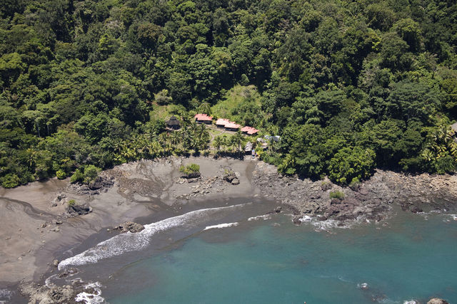 Rondreis Colombia Choco Nuqui El Cantil Ecolodge luchtfoto met ligging aan de kust
