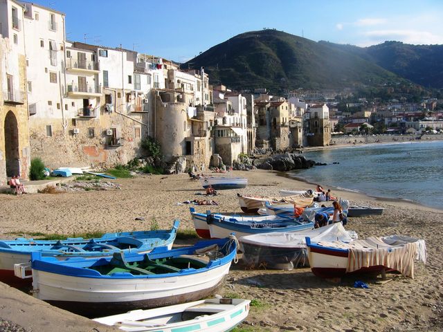 Strand Il Vecchio molo Sicilië