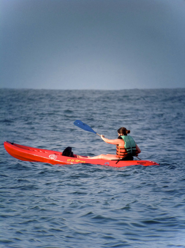 Rondreis Colombia Choco Nuqui El Cantil Ecolodge kayakken op zee