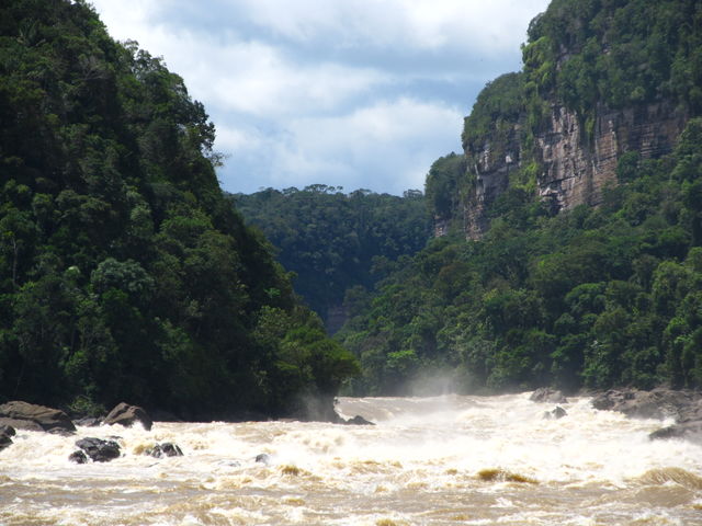 Rondreis Colombia Meta La Macarena kolkende rivier