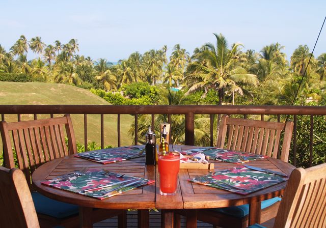 Rondreis Colombia Magdalena Palomino Beach Aite Eco lodge ontbijt op het deck met de zee op de achtergrond