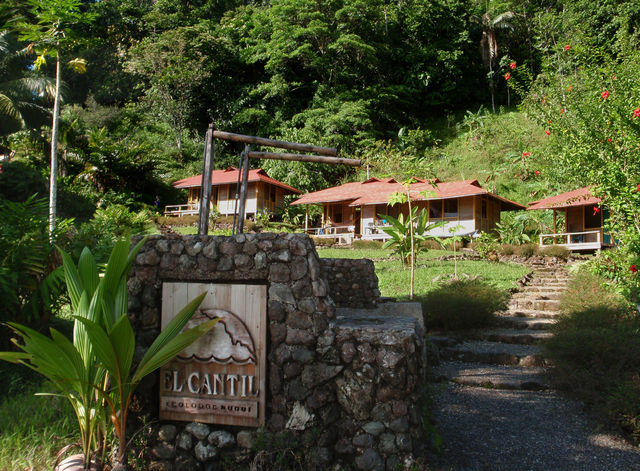 Rondreis Colombia Choco Nuqui El Cantil Ecolodge entree hotel