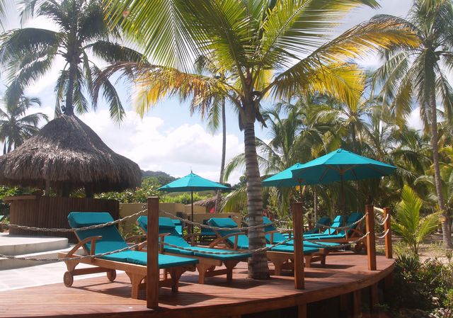 Rondreis Colombia Magdalena Palomino Beach Aite Eco lodge relaxen aan het zwembad met uitzicht op zee