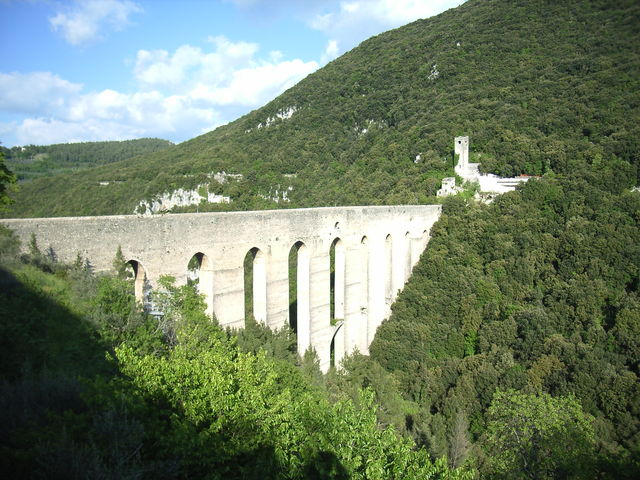 Italië Umbrië Spoleto Ponte delle Torri