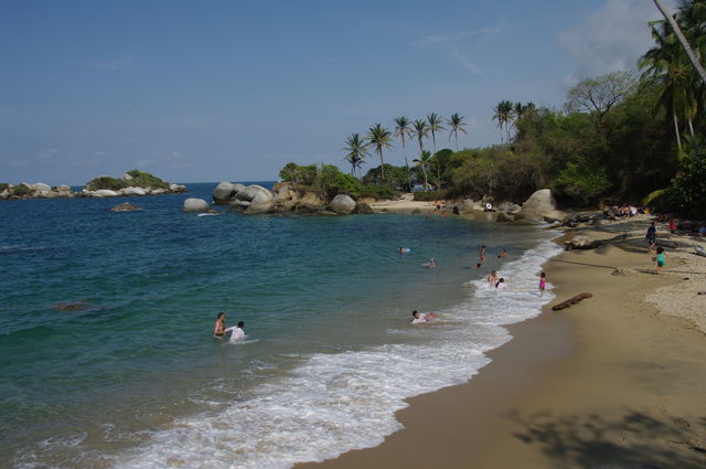 Rondreis Colombia Magdalena Tayrona National Park strand met badgasten