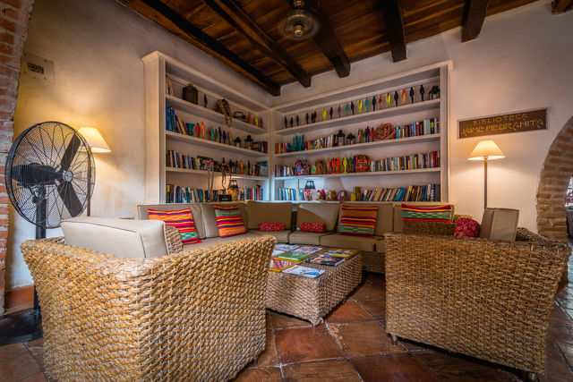 Rondreis Colombia hotel Bantu Cartagena bibliotheek