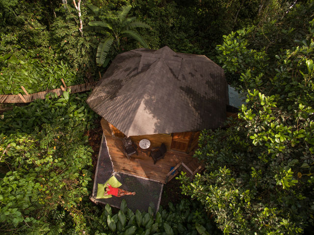 Rondreis Colombia Meta La Macarena Manigua Lodge luchtfoto van cabin