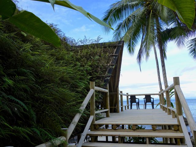 Rondreis Colombia Choco Nuqui El Cantil Ecolodge vlonder met uitzicht op zee