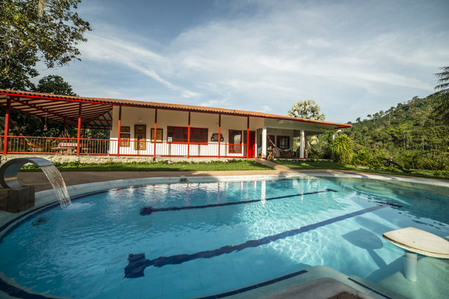 Rondreis Colombia Quindio Manizales Hacienda Venecia het zwembad van de koffielodge