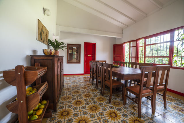 Rondreis Colombia Quindio Manizales Hacienda Venecia een eetkamer