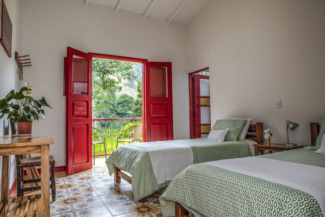 Rondreis Colombia Quindio Manizales Hacienda Venecia slaapkamer met twee losse bedden