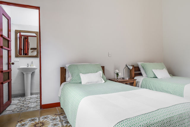Rondreis Colombia Quindio Manizales Hacienda Venecia slaapkamer met badkamer