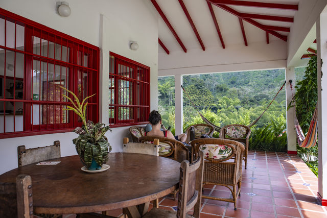 Rondreis Colombia Quindio Manizales Hacienda Venecia ontspannen een boek lezen