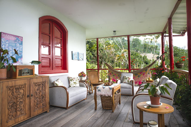Rondreis Colombia Quindio Manizales Hacienda Venecia veranda met zitje