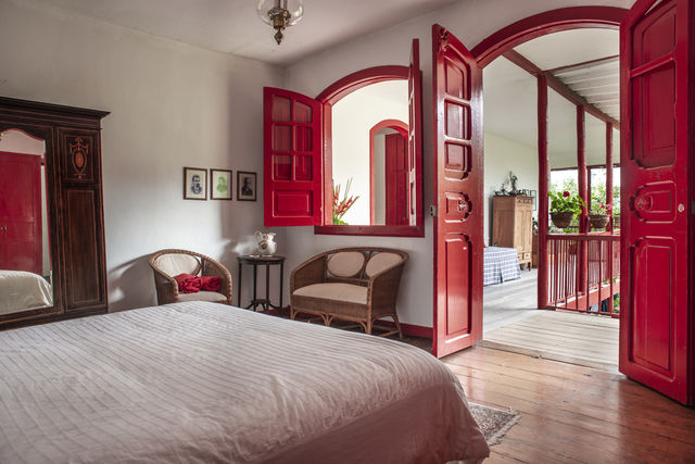 Rondreis Colombia Quindio Manizales Hacienda Venecia doorkijkje vanuit een slaapkamer