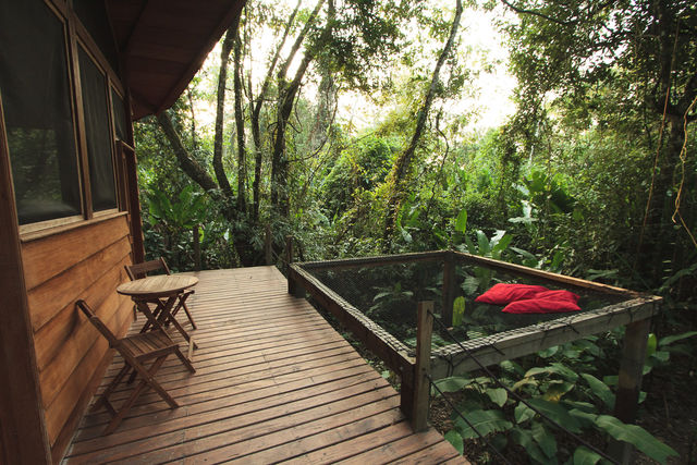 Rondreis Colombia Meta la Macarena La Manigua lodge loungen op een net boven het oerwoud