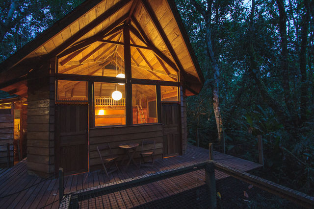 Rondeis Colombia Meta La Macarena Manigua Lodge een cabin bij schemer