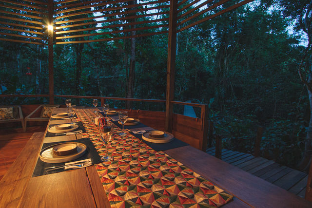 Rondreis Colombia Meta La Macarena La Manigua Lodge eten aan lange tafels in centrale gedeelte