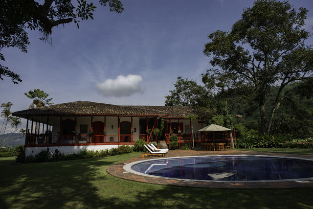 Rondreis Colombia Quindio Manizales Hacienda Venecia het zwembad van het hoofdhuis