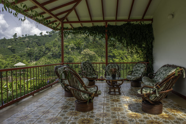 Rondreis Colombia Quindio Manizales Hacienda Venecia zitje op de eerste verdieping