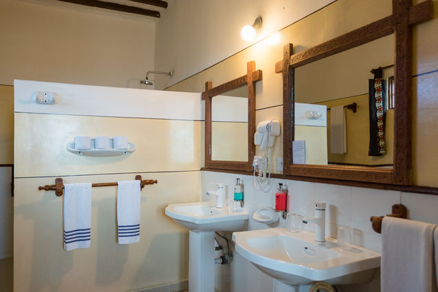 Rondreis Tanzania Reef and Beach Resort Zanzibar bungalow badkamer